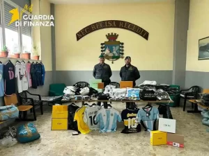 Napoli, blitz alla Maddalena: nel mirino le grandi firme del falso e i DVD pirata