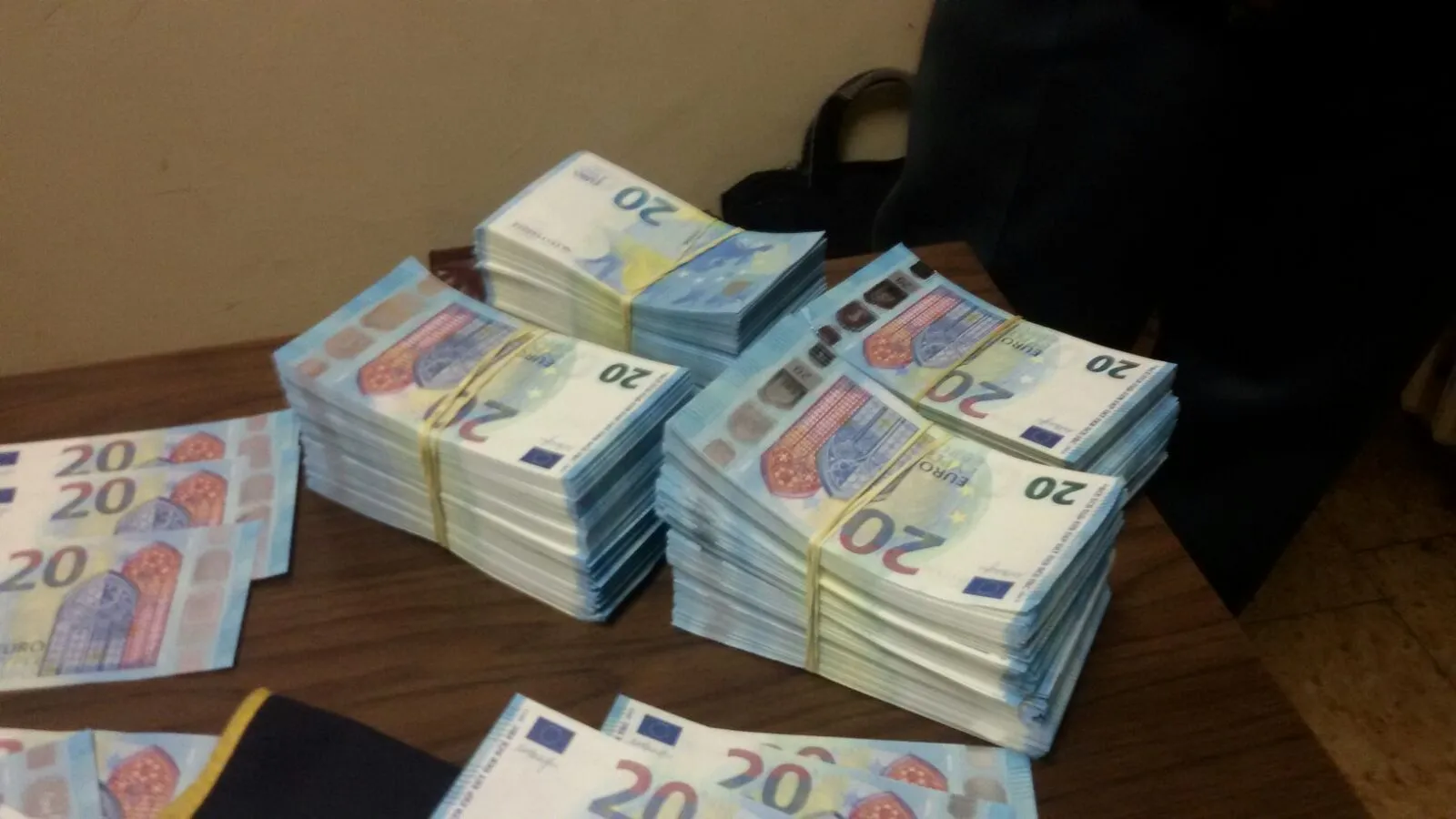 Napoli, 2mila euro falsi nascosti in auto: arrestato ciclista professionista di San Marino