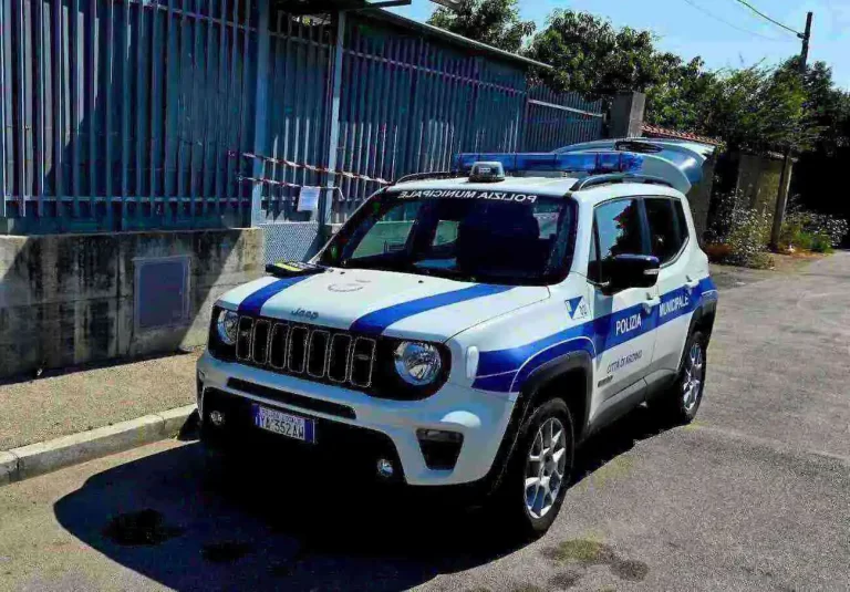 Barra, area pubblica trasformata in parcheggio privato: scatta il sequestro