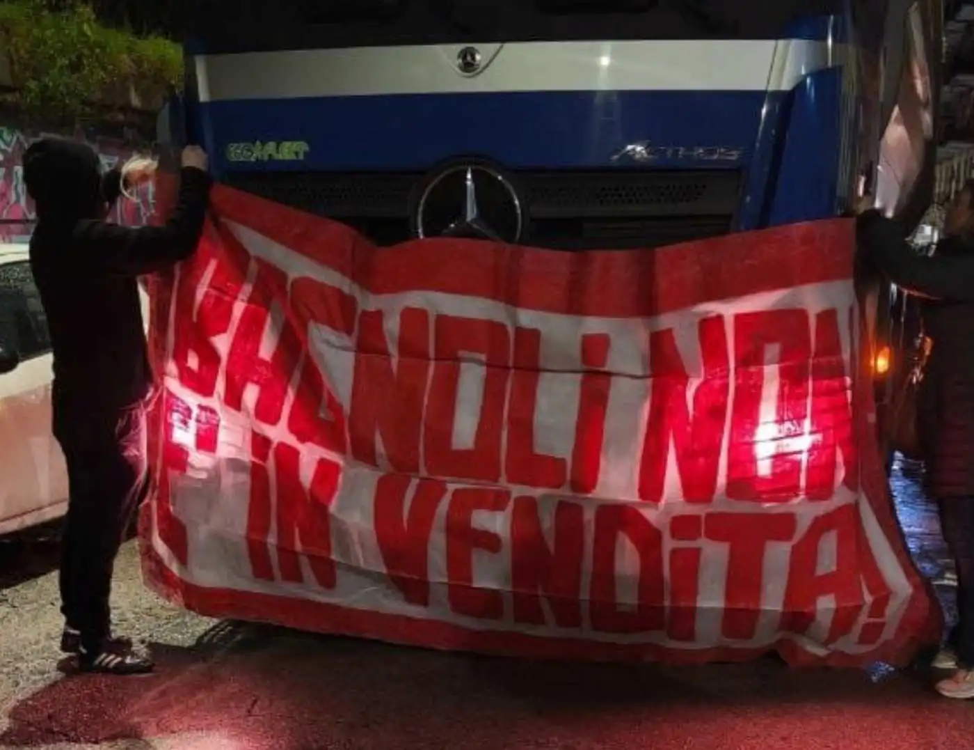 Bagnoli, attivisti bloccano strade contro i cantieri dell’America’s Cup