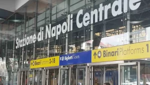 Agente in servizio a Napoli ferma un borseggiatore alla Stazione Centrale