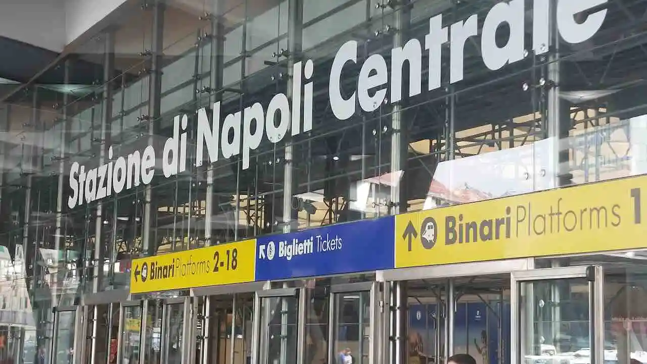 Agente in servizio a Napoli ferma un borseggiatore alla Stazione Centrale
