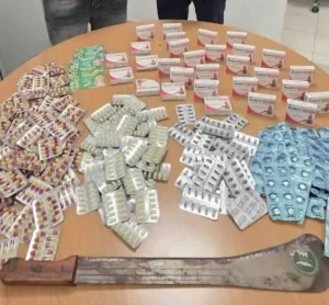 Blitz a Capodichino: fermato passeggero con machete e farmaci illegali nel doppiofondo della valigia