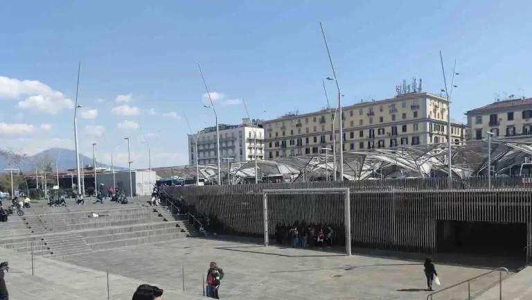 Napoli, rapina a turista canadese in piazza Garibaldi: arrestato il responsabile