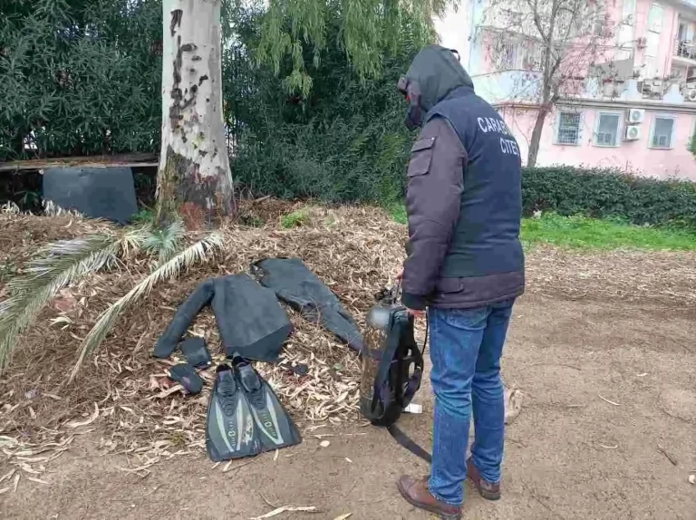 Denunciato 51enne per pesca di vongole nel Lago Fusaro, area protetta a rischio