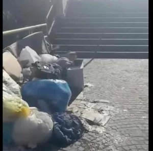 Policlinico di Napoli, accesso alla metro trasformato in discarica: protesta dei malati