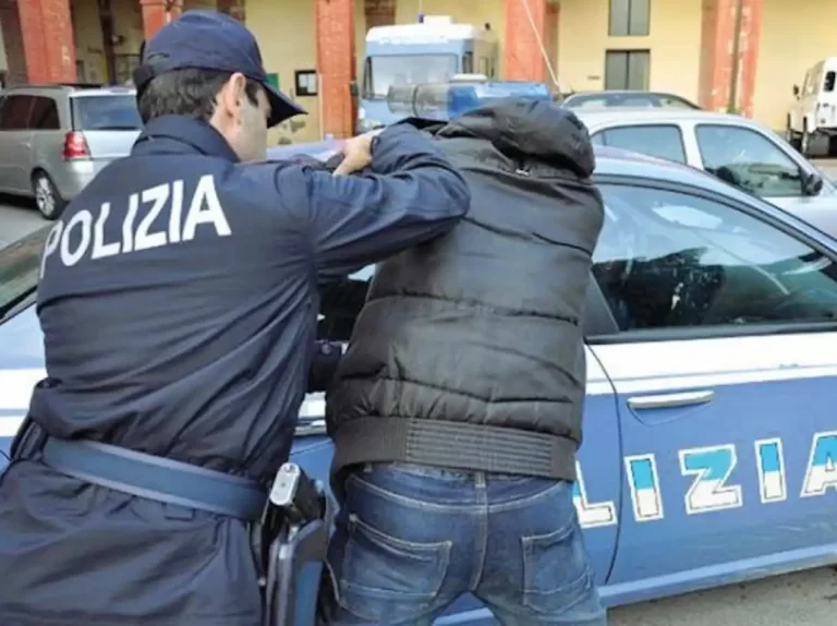 Blitz contro banda di ladri, complice si lancia dal primo piano e ferisce cinque poliziotti