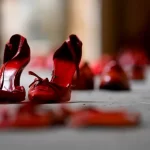 Napoli, scarpe rosse e rossetto: intimidazioni camorristiche nel centro città