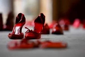 Napoli, scarpe rosse e rossetto: intimidazioni camorristiche nel centro città