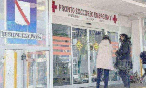 Lite per viabilità a Chiaiano, Napoli: tre accoltellati, uno versante in gravi condizioni