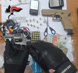 Caivano, scoperto arsenale nel supermarket della droga: arrestato pusher con armi fantasma