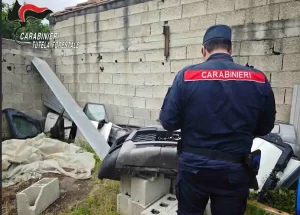 Giugliano: scoperto in un fondo agricolo mentre smontava auto rubate, arrestato un uomo