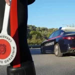 Branco d’incendiari a Napoli: danneggiato il portone di casa dopo una lite