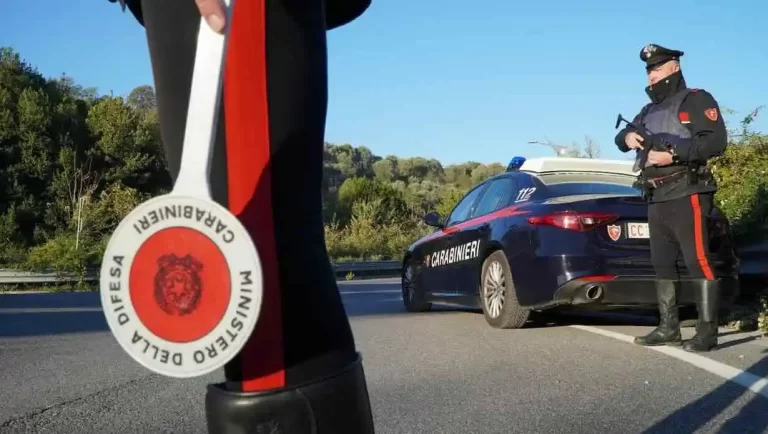 Branco d’incendiari a Napoli: danneggiato il portone di casa dopo una lite