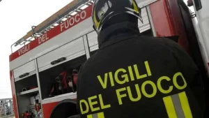 Incendio all’alba a Secondigliano: pizzeria e officina avvolte dalle fiamme
