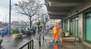 Napoli, operazione di bonifica: rimossi 600 kg di rifiuti dai portici di via Marina