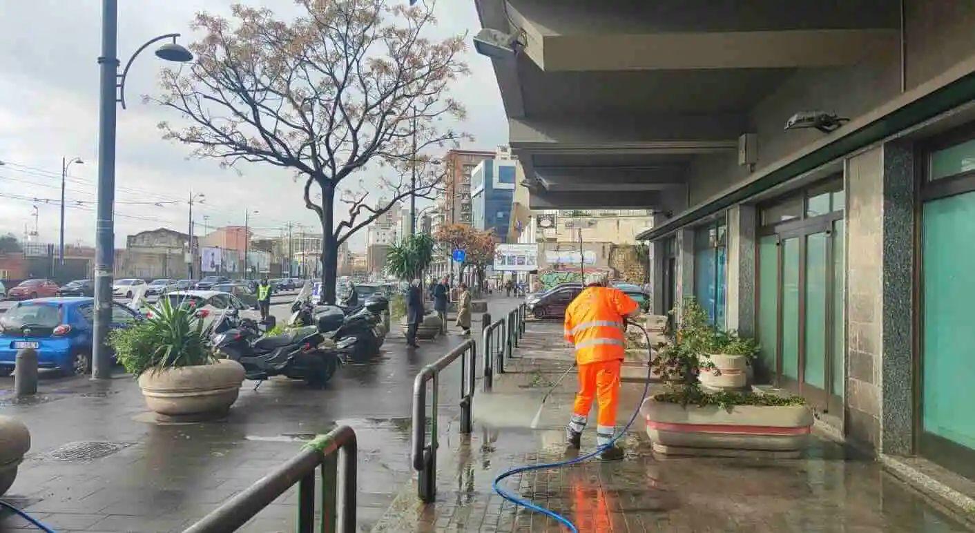 Napoli, operazione di bonifica: rimossi 600 kg di rifiuti dai portici di via Marina