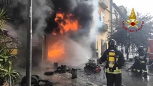 Incendio alla pizzeria di Secondigliano: 21 sfollati e inizio delle indagini