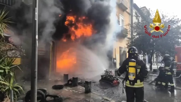 Incendio alla pizzeria di Secondigliano: 21 sfollati e inizio delle indagini