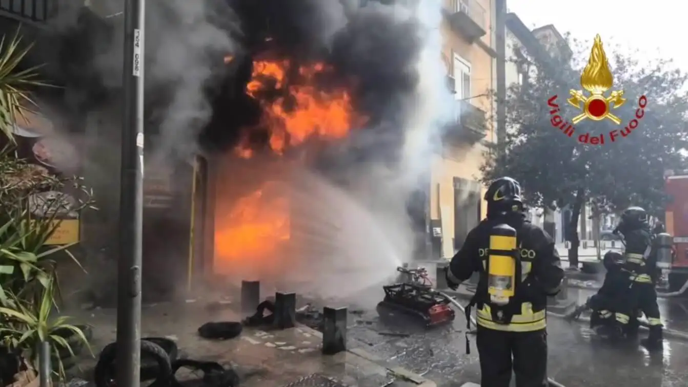 Incendio alla pizzeria di Secondigliano: 21 sfollati e inizio delle indagini