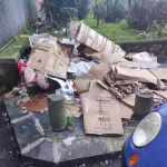 Rifiuti sommergono antiche mura greche in Piazza Cavour a Napoli: la denuncia dei cittadini