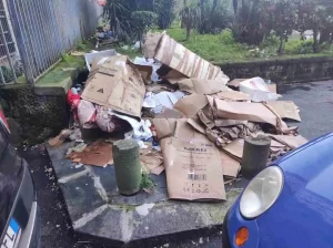 Rifiuti sommergono antiche mura greche in Piazza Cavour a Napoli: la denuncia dei cittadini