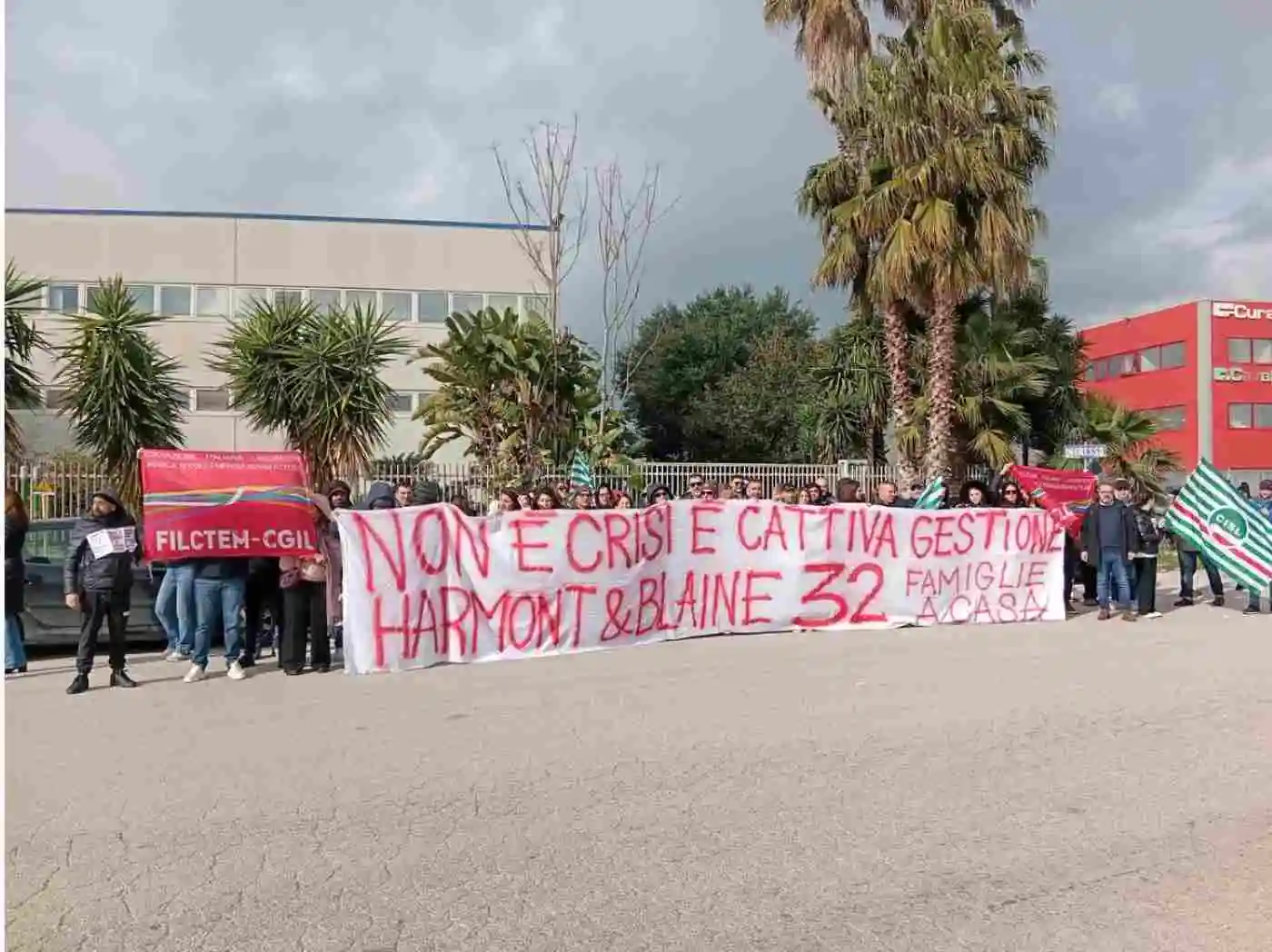 Sciopero e presidio a Caivano dopo 32 licenziamenti da Harmont & Blaine