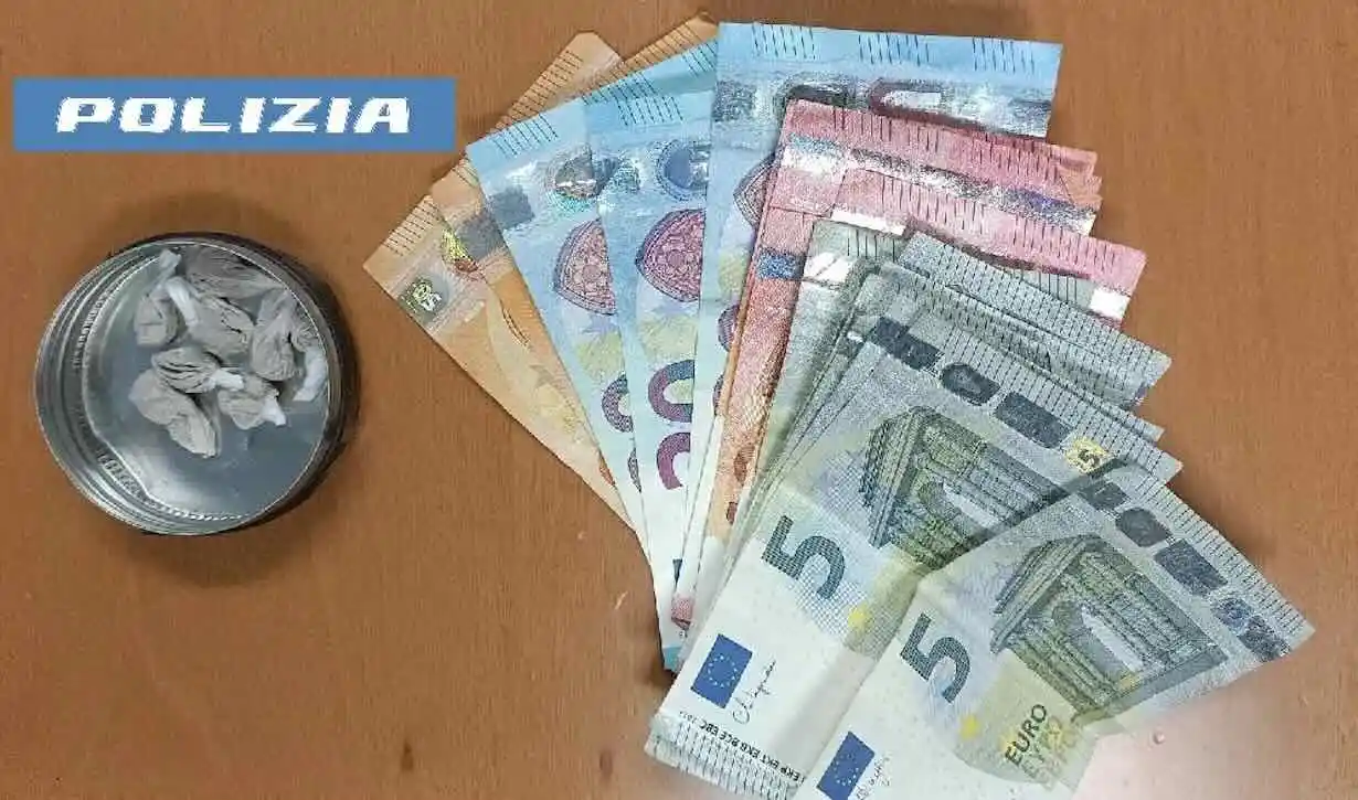 Scampia: 18enne arrestato con eroina e contanti nel parco Celeste