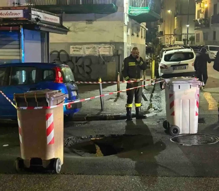 Napoli: maxi voragine si apre al Vomero tra via Martini e via Capaldo