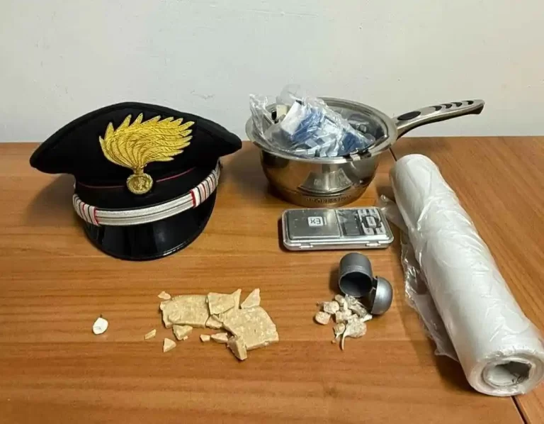 Arrestato 38enne a San Nicola la Strada per nascondere crack nella borsetta della figlia