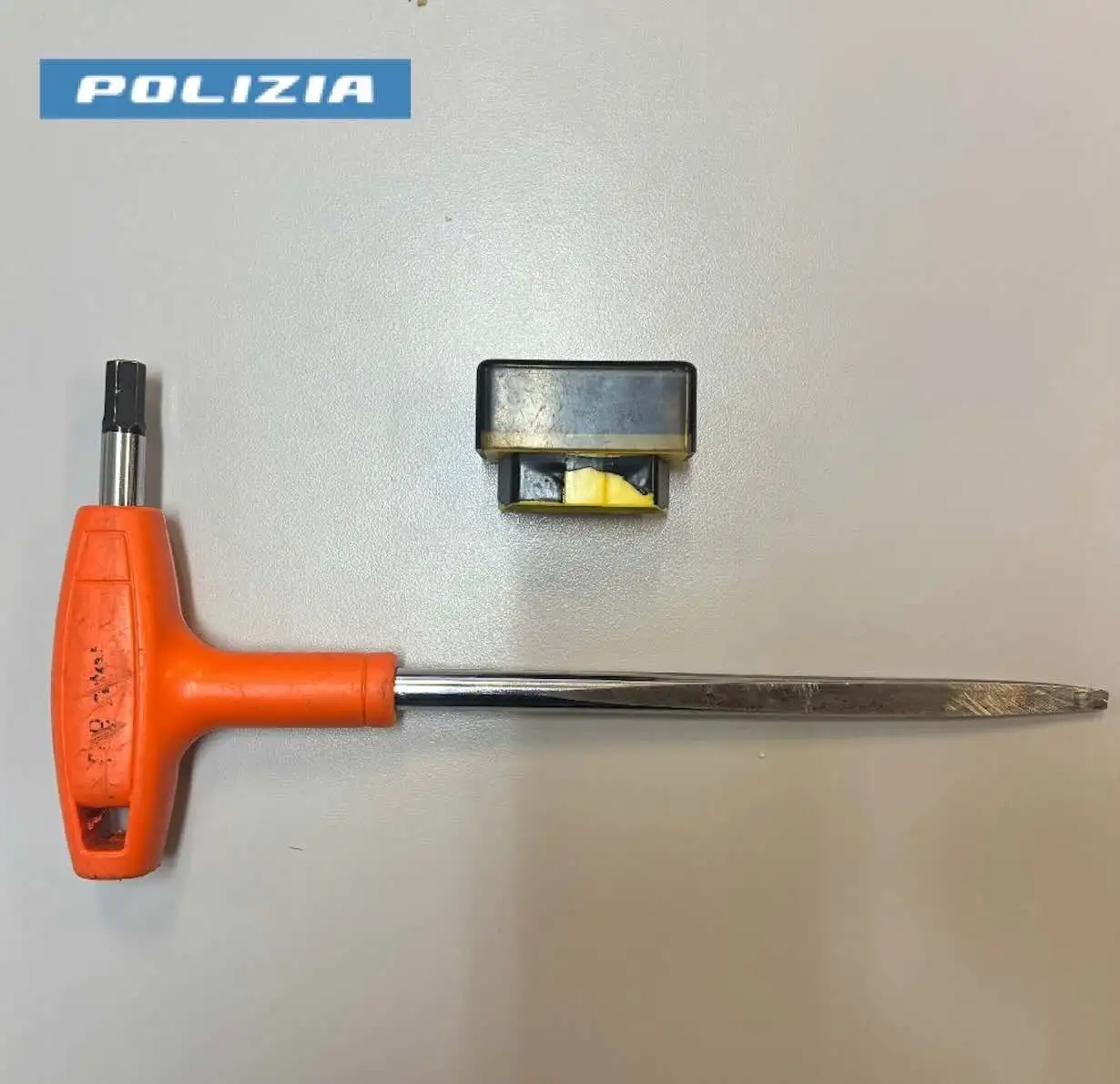 Fuga da film a Barra: arrestato 23enne dopo inseguimento con auto rubata e colluttazione