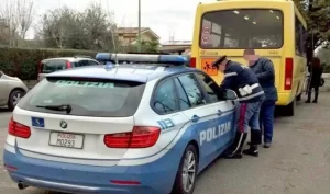 Scuolabus privo di assicurazione sequestrato a Nola, scattano sanzioni per il conducente