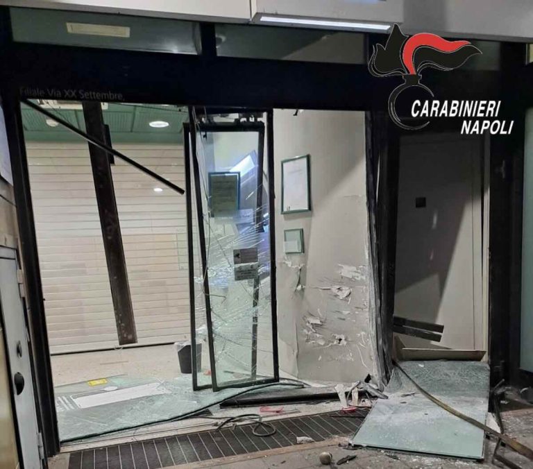 Assalto fallito alla banca di San Giuseppe Vesuviano: banditi fuggono a piedi lasciando auto rubata