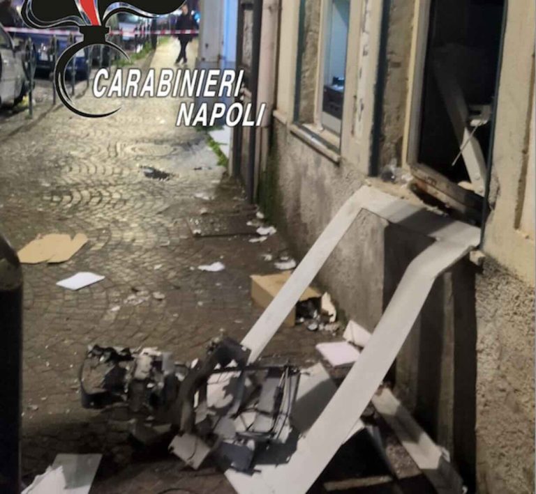 Napoli, fallito assalto a bancomat con la «marmotta»: esplosione senza bottino.