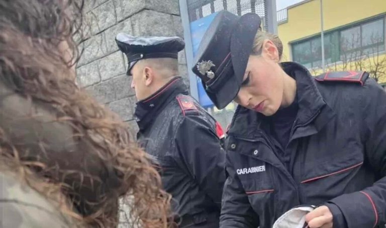 Controlli antiviolenza al liceo Pascal di Pompei: Carabinieri alla ricerca di armi con metal detector