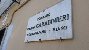 Secondigliano, accoltella un fratello dopo aggressione: caccia all’uomo per il responsabile