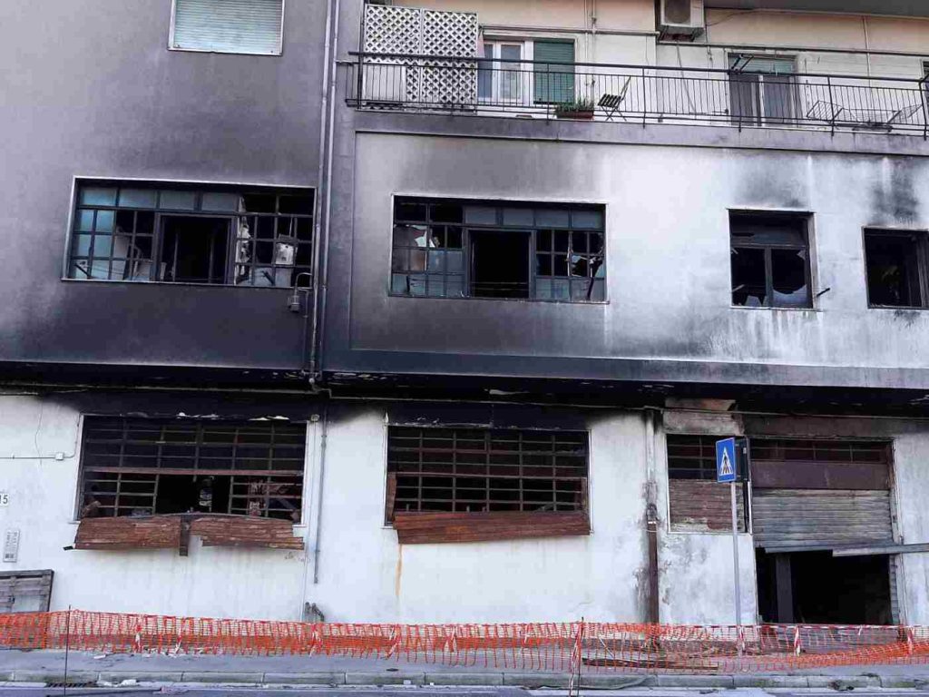 Gianturco, incendio devastante: 17 famiglie rimangono senza casa, appello al Comune per aiuti immediati