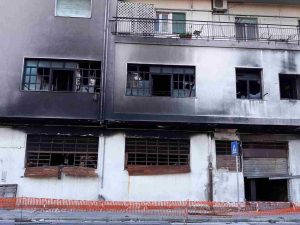 Gianturco, incendio devastante: 17 famiglie rimangono senza casa, appello al Comune per aiuti immediati