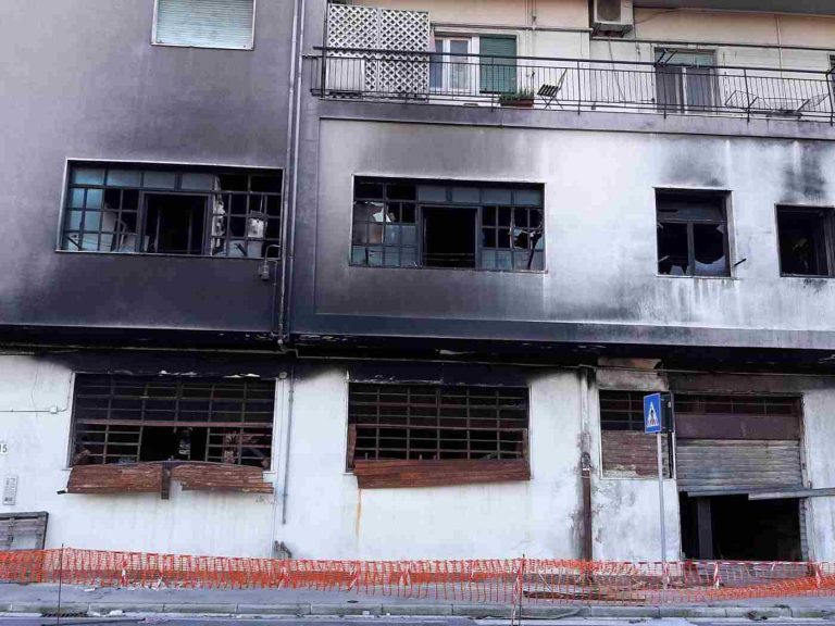 Gianturco, incendio devastante: 17 famiglie rimangono senza casa, appello al Comune per aiuti immediati