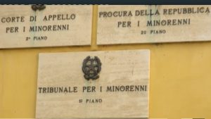 Napoli, arrestato il minorenne incendiario: vendetta alla base dell’azione criminale