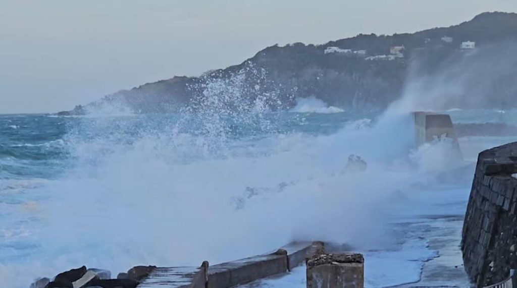 Ischia colpita dal maltempo: mareggiata devasta le coste e bloccati gli aliscafi