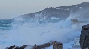 Ischia colpita dal maltempo: mareggiata devasta le coste e bloccati gli aliscafi