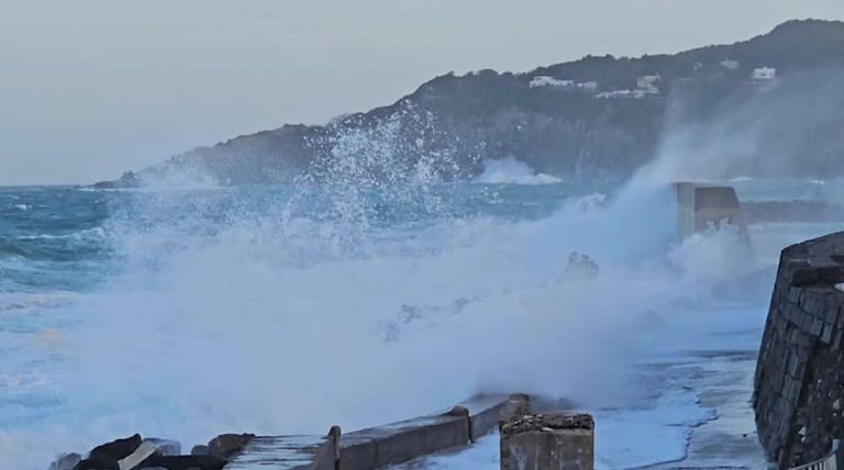 Ischia colpita dal maltempo: mareggiata devasta le coste e bloccati gli aliscafi