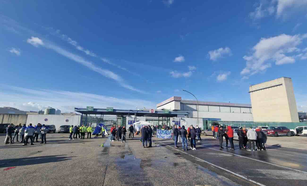 Trasnova avvia licenziamenti collettivi, l’indotto Stellantis in crisi