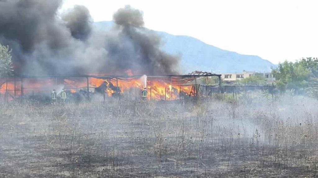 Protesta a Napoli per la mancanza d’acqua nel campo rom: cittadini in mobilitazione