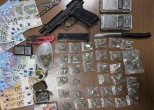 Quattro giovani arrestati a Napoli: trasportavano droga e pistola replica da Aversa