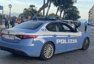 Aggredisce agenti dopo non aver rispettato l’alt: arresto a Napoli