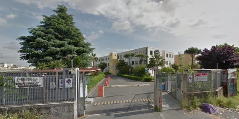 Madre aggredisce professoressa di Matematica davanti agli studenti a Casoria
