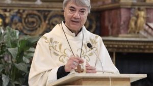 Cardinale Battaglia visita l’ospedale Monaldi e incontra la madre del bimbo trapiantato