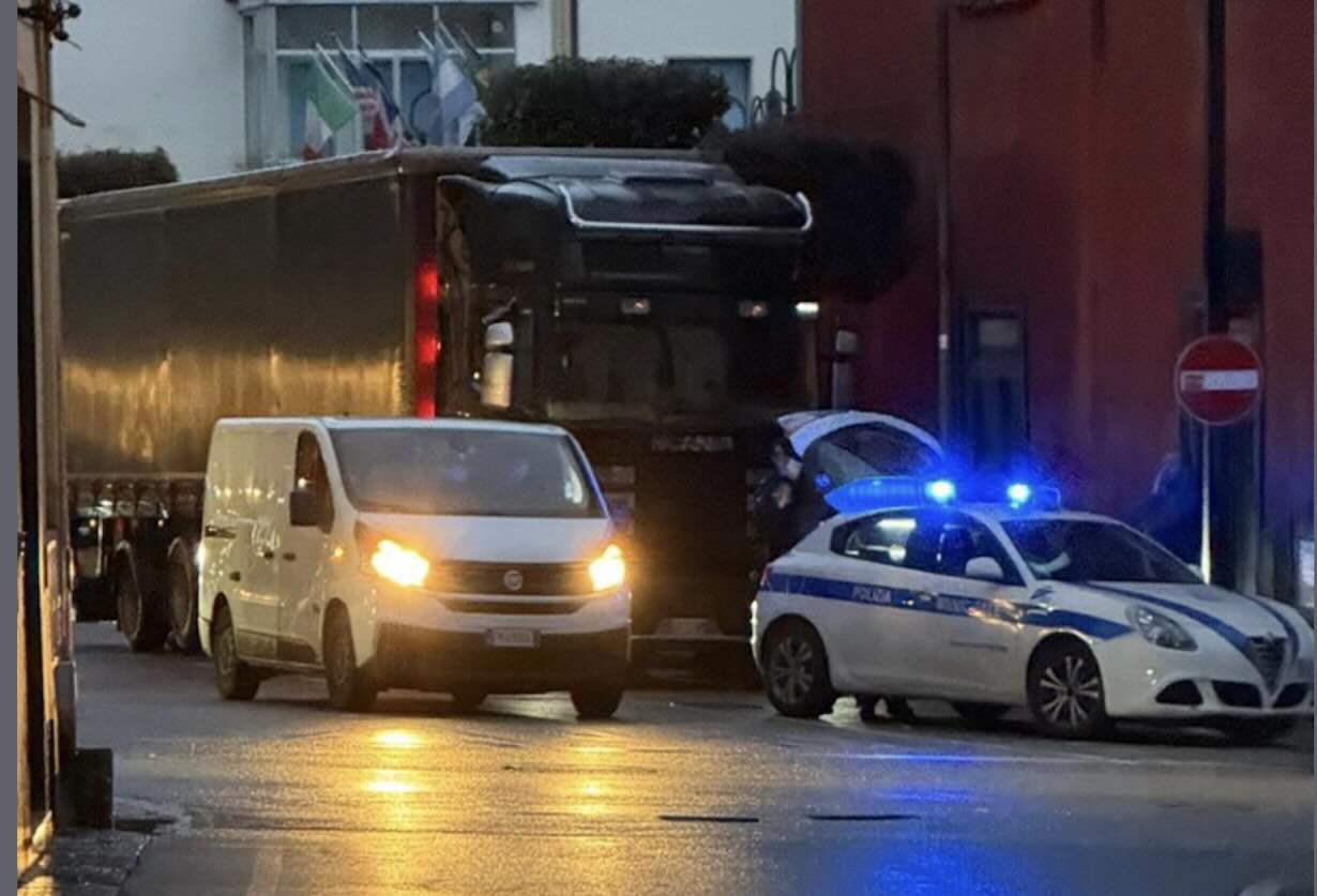 Frana allo Scrajo, statale 145 bloccata a causa del maltempo in Penisola Sorrentina